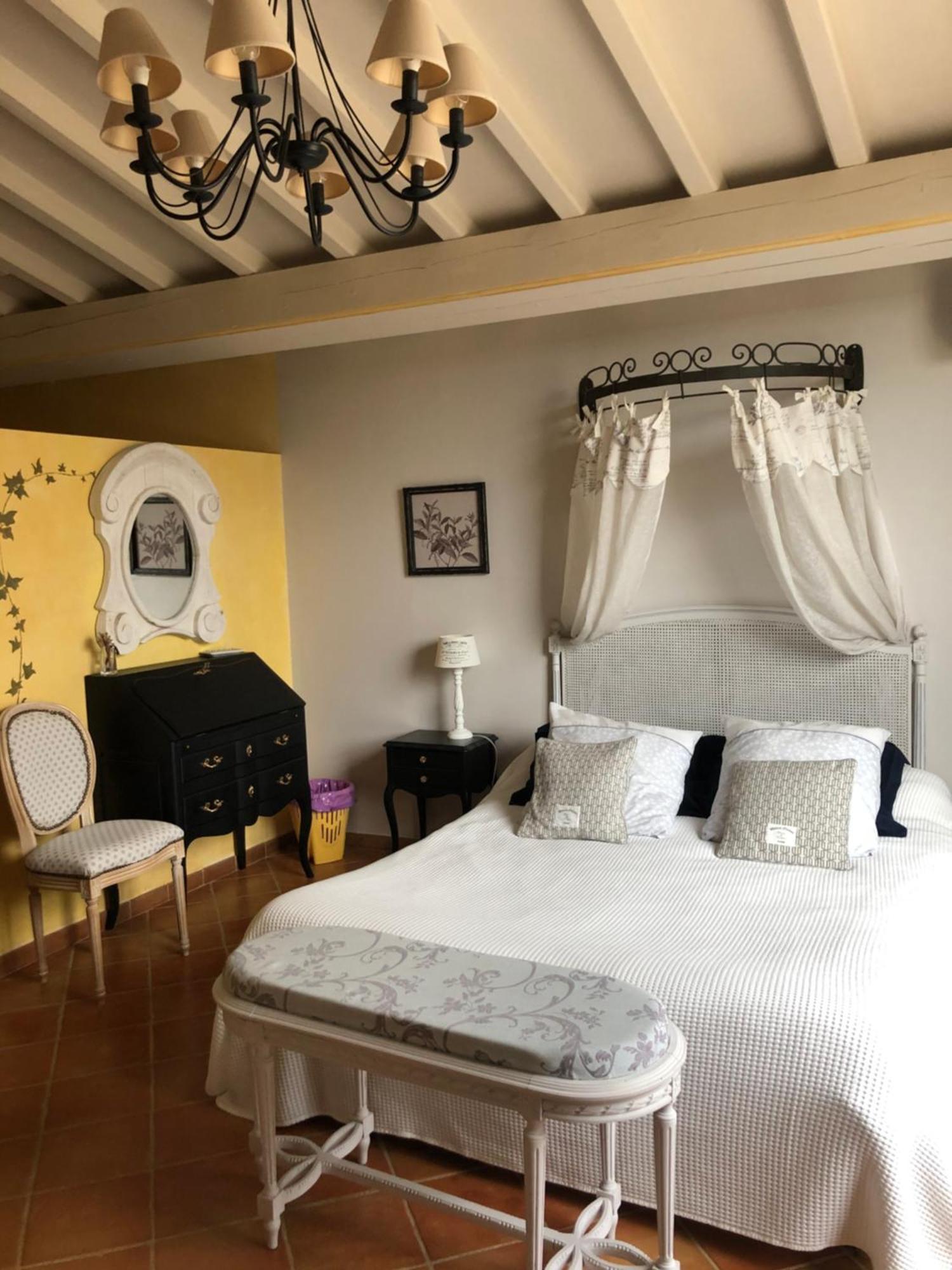 Entre Vignes Et Dentelles Hotel Courthezon Ngoại thất bức ảnh