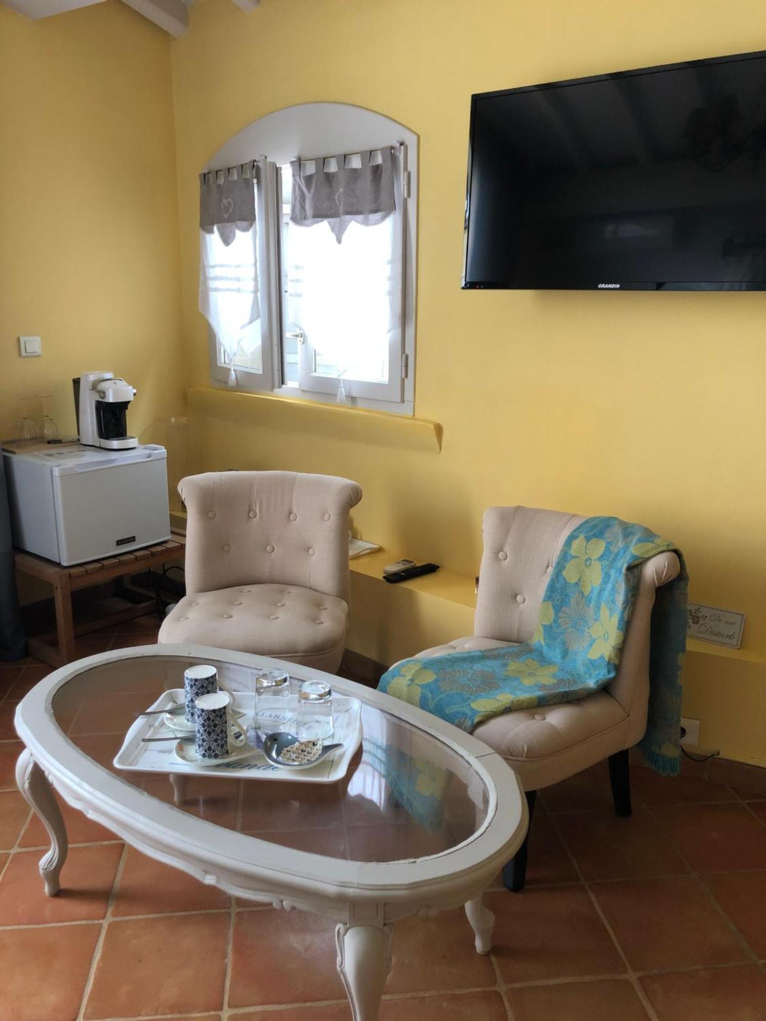 Entre Vignes Et Dentelles Hotel Courthezon Ngoại thất bức ảnh