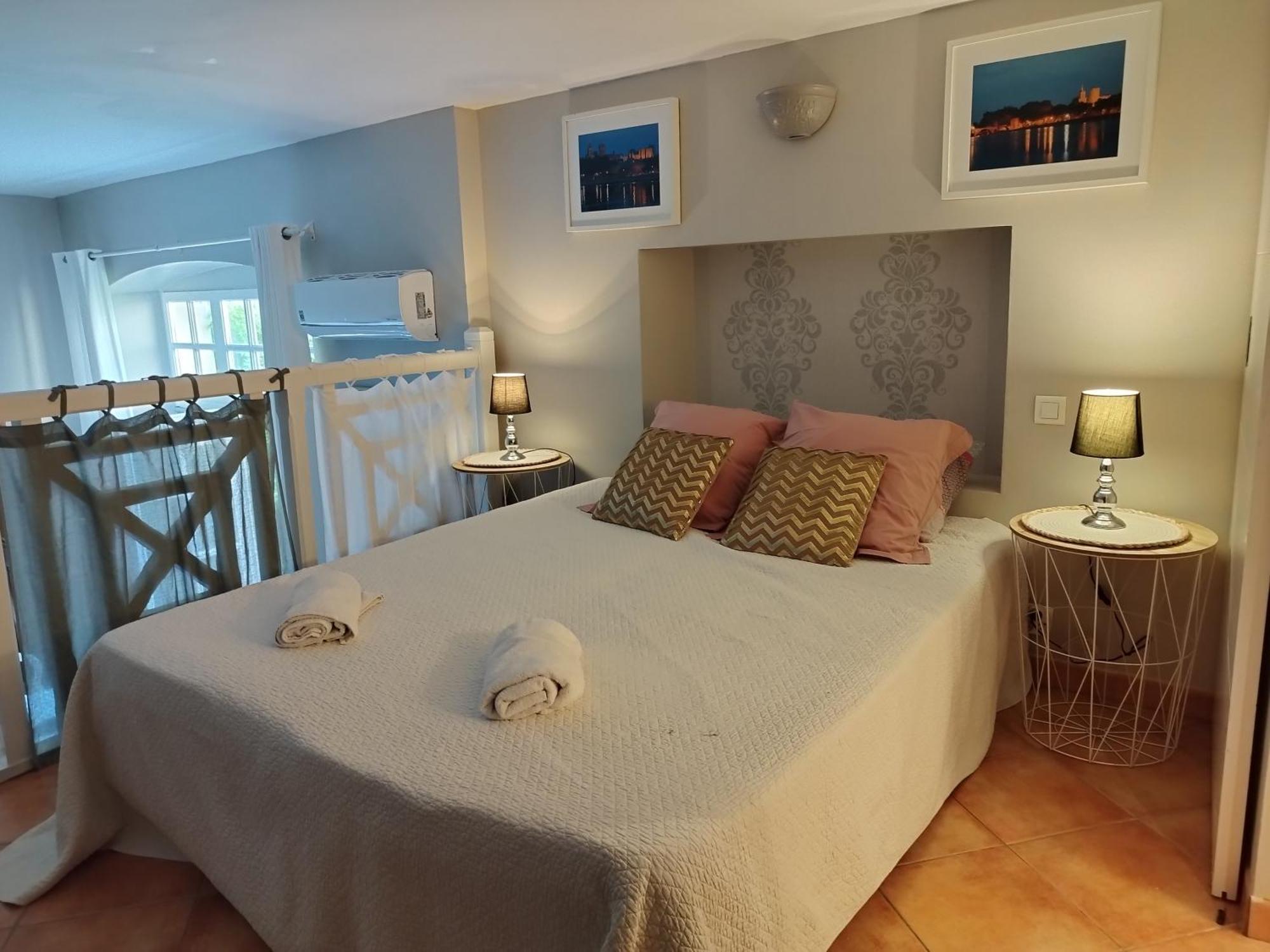 Entre Vignes Et Dentelles Hotel Courthezon Ngoại thất bức ảnh
