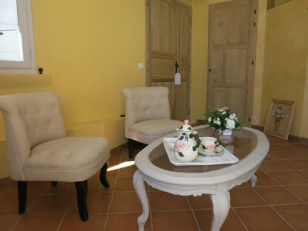 Entre Vignes Et Dentelles Hotel Courthezon Ngoại thất bức ảnh